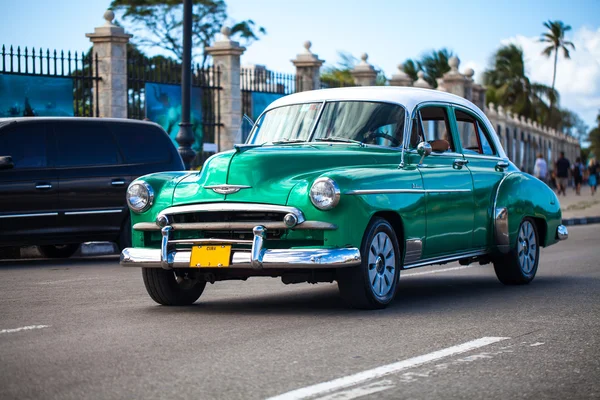 LA HABANA, CUBA - 15 DE DICIEMBRE DE 2012: El automóvil clásico verde americano circula por la carretera — Foto de Stock