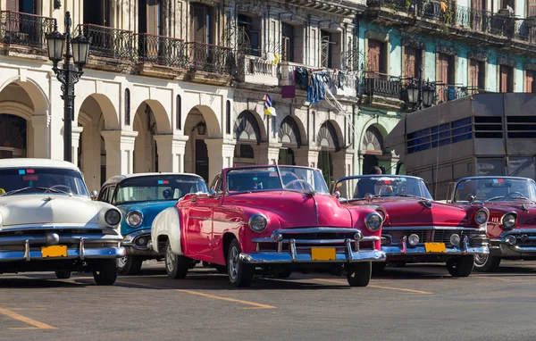 Havana, Küba - 18 Aralık 2012: Havana Küba'da serideki en renkli Amerikan klasik arabalar Park