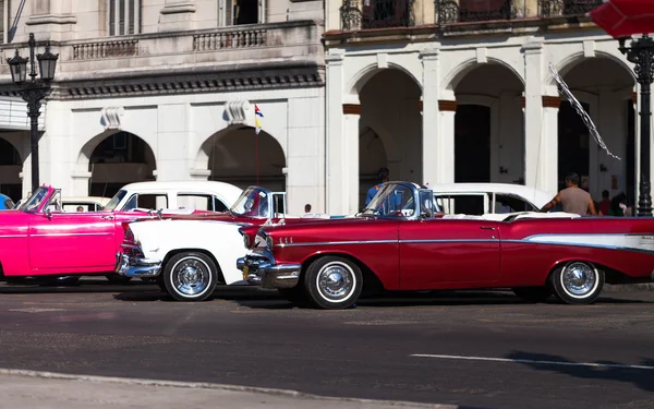 HAVANA, CUBA - 18 DICEMBRE 2012: Bellissime auto d'epoca americane in serie all'Avana Cuba — Foto Stock
