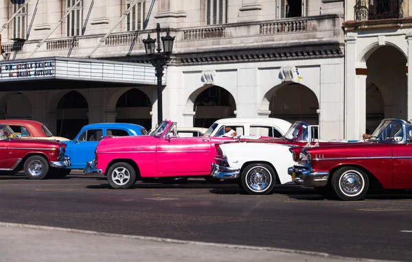 HAVANA, CUBA - 18 DICEMBRE 2012: Auto d'epoca parcheggiate a L'Avana Cuba — Foto Stock