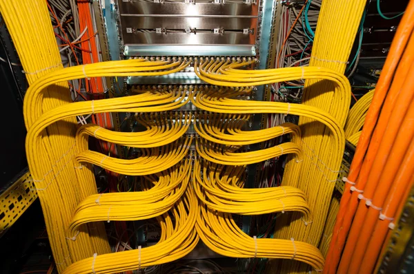 Groot netwerk patch deelvenster in een datacenter voor het lokale netwerk — Stockfoto