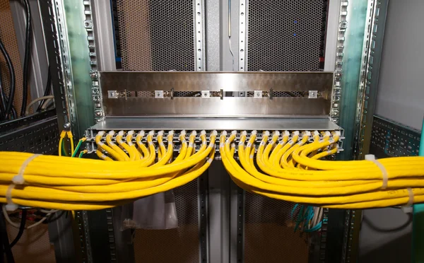 Distributore di rete LAN in un rack server per servizi di rete — Foto Stock