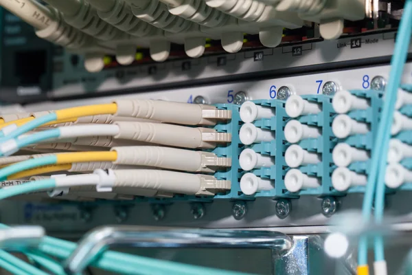 Distribuidor de fibra óptica em um datacenter com conexão — Fotografia de Stock