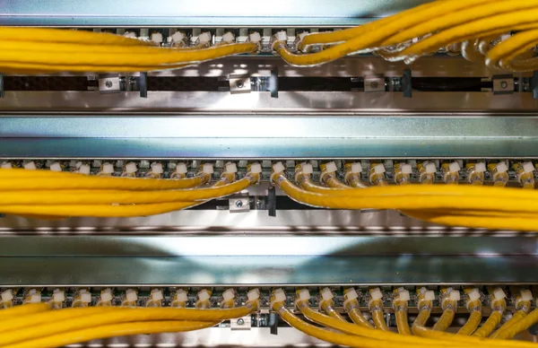 Três distribuidores de rede em um data center de terceirização — Fotografia de Stock
