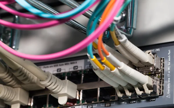 Conexão de fibra óptica ao servidor em um datacenter — Fotografia de Stock