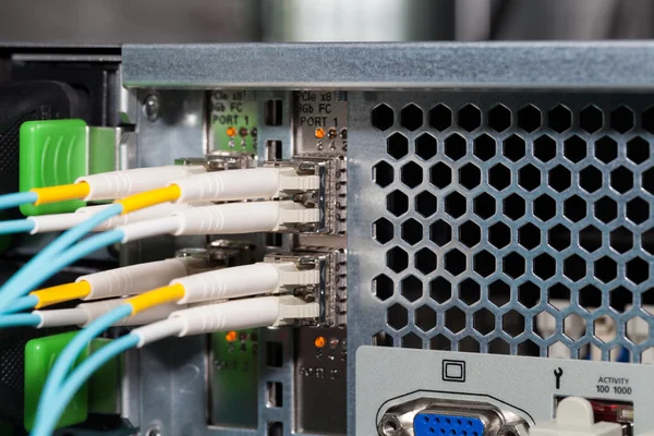 Conexão de fibra óptica ao servidor em um datacenter — Fotografia de Stock