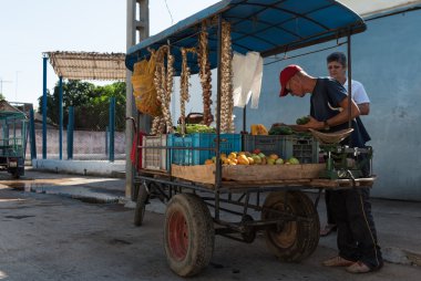 Santa Clara, Kuba - 27. Haziran 2015: Yol stand ile meyve ve sebze Santa Clara Küba'da