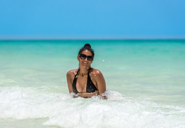 Küba'da sahilde güzel Küba kadın