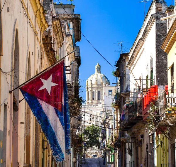 Vista do Capitolo em Havana Cuba com bandeira nacional cubana — Fotografia de Stock