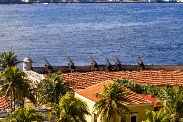 Canhão colonial na frente vista sobre a fortaleza El Morro em Havana Cuba — Fotografia de Stock