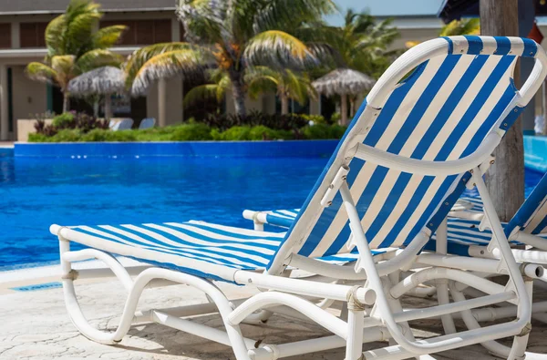 Chaise longue au bord de la piscine à Cuba — Photo