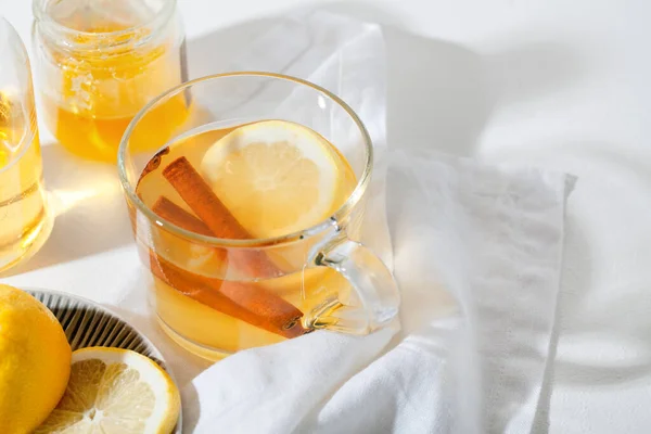 Hot Toddy Cocktaildrankjes Met Citroen Honing Kaneelstokje Glas Witte Achtergrond — Stockfoto