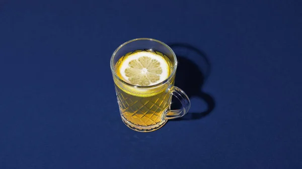 Hot Toddy Cocktail Drankje Met Citroen Glazen Beker Blauwe Achtergrond — Stockfoto