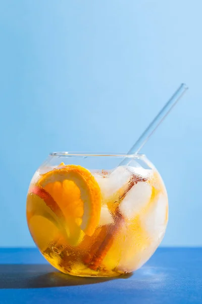 Sangria Punch Cocktail Met Sinaasappel Appel Kaneel Blauwe Achtergrond Vruchtendrank — Stockfoto