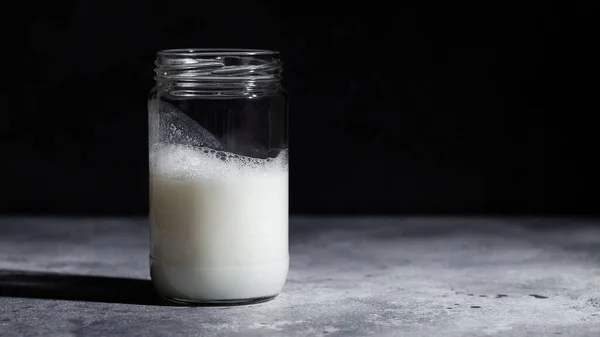 Ayran Turkse Mousserende Yoghurt Drinken Glazen Pot Donkere Achtergrond Gezonde — Stockfoto