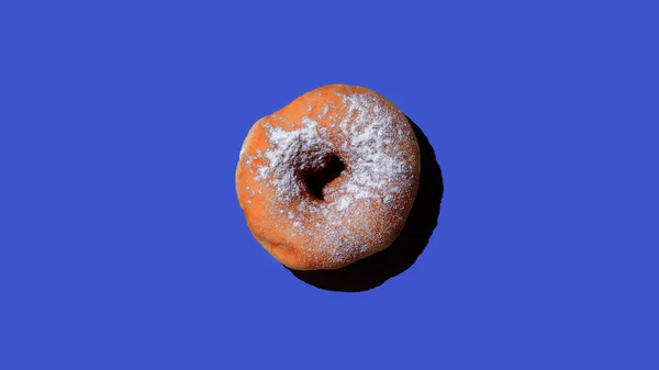 Donut Com Açúcar Sobre Fundo Azul Com Espaço Cópia Conceito — Fotografia de Stock