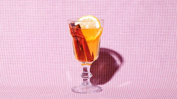 Hot Toddy Cocktail Drankje Met Citroen Textiel Achtergrond Retrostijl — Stockfoto