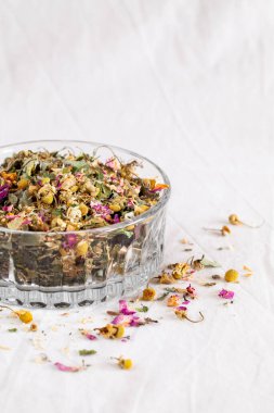 Bej arka planda kurumuş şifalı bitkiler ve çiçekler. Homeopati ve bitkisel tıp konsepti