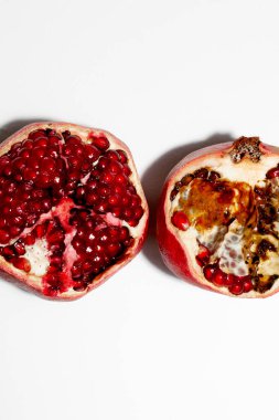 Beyaz arka planda çirkin kötü yemek nar. Yiyecek atığı konsepti