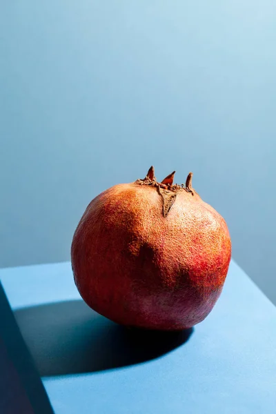 Modern Stilleben Med Rött Granatäpple Blå Bakgrund Minimal Fruktsammansättning Stockbild