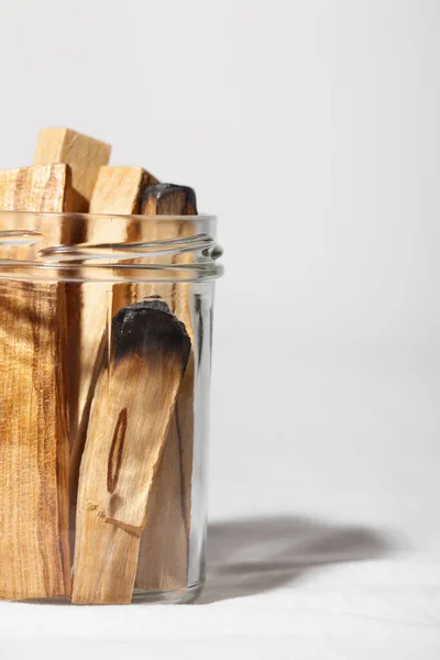 Palo Santo Heilig Hout Plakt Witte Achtergrond Spirituele Oefening Concept Stockafbeelding