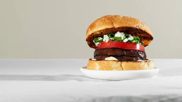 Vegan Sandwich Hamburger Met Geroosterde Aubergine Feta Kaas Koriander Plantaardig Rechtenvrije Stockafbeeldingen