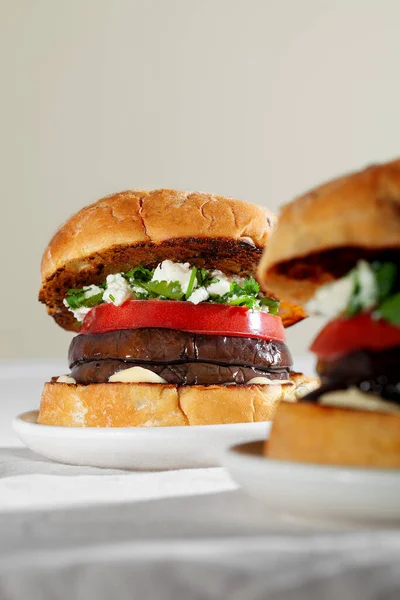 Närbild Aubergine Smörgås Burgare Med Fetaost Och Koriander Växtbaserat Livsmedelskoncept Stockbild