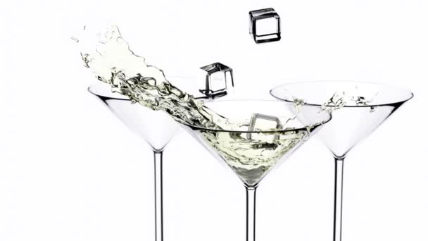 Ensemble de trois cocktails sur fond blanc isolé. Verres à martini en verre avec boisson alcoolisée liquide de couleur champagne, gouttes d'éclaboussures et glaçons. Gobelets de fête vides, animation 3D. — Video