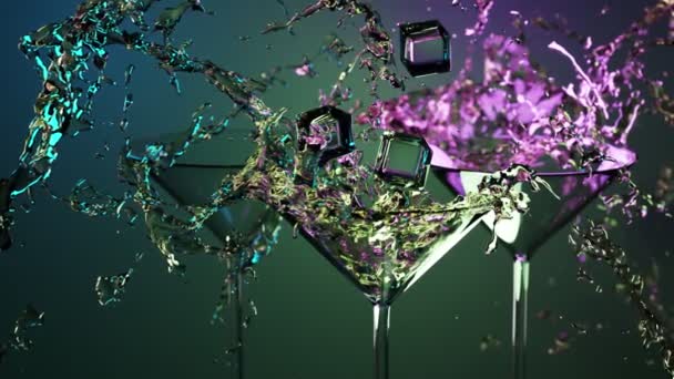 Tres coloridos cócteles refrescantes de martini con salpicaduras, gotas y cubos de hielo de fondo verde, mezcla de luz azul y púrpura. Set de cristales transparentes para fiesta club. Animación 3D líquido congelado en el aire. — Vídeos de Stock