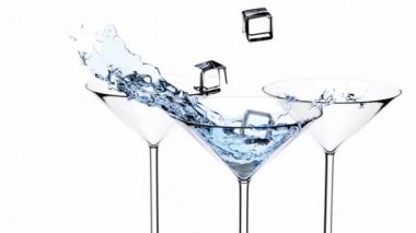 Su sıçramalı mavi kokteyl, su damlaları ve izole beyaz arka planda buz küpleri. Berrak soğutulmuş martini bardakları, 3 boyutlu donmuş sıvı animasyon, kulüp partisi için alkollü içkiler reklamı.