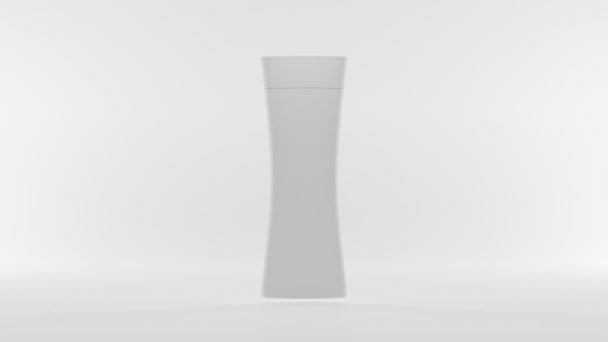 Косметический макет пластиковой бутылки. Шампунь для ежедневного обновления влаги, кондиционер, гель для душа, лосьон, продукт по уходу за волосами, дизайн упаковки жидкого мыла на изолированном белом фоне реалистичная 3D анимация — стоковое видео