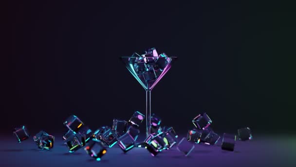 Zářící průhledné Martini sklo v neonovém svitu na izolovaném černém pozadí. Ledové kostky padající do koktejlového skla. Šálek osvěžujícího alkoholického nápoje, margarita, vermut v nočním klubu — Stock video