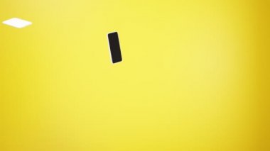 Çevrimiçi alışveriş arabası iniş sayfası, büyük cep telefonları, akıllı telefonlar. Sarı arka planda market sepeti, İnternet 'te alım ve müşteri siparişi, mağazalar ve mağazalar için dijital teknolojiler