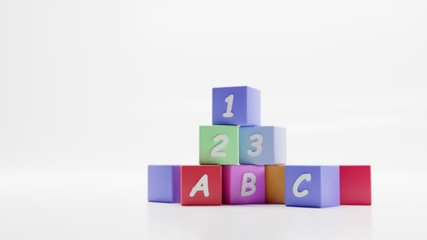 Pirámide de juguete de dibujos animados de cubos de colores para niños. Forma de bloques de madera y plástico con números y letras sobre bolas dinámicas de fondo blanco. Constructor de niños para juegos divertidos, desarrollo de habilidades motoras. — Vídeo de stock