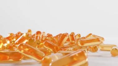 A, E, Omega 3 vitamini ya da kolajen özü içeren altın şeffaf kapsüller, serum jeli. Balık yağı ya da organik kozmetik yağlı ilaç. Beyaz arkaplanda izole edilmiş sarı turuncu tabletler..