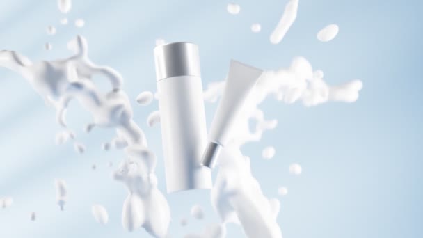 Mjölkkräm kosmetika flaskor mockup annons. Vit kosmetiska produkttuber förpackning design med silver mössor, mjölkig stänk på ljusblå bakgrund. Rengörande hudvård ansikte eller kropp. Realistisk 3D-animering. — Stockvideo