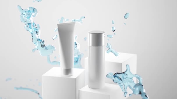 3D Animation Kosmetikflaschen auf dem Podium in blauem Wasser spritzen. Naturkosmetik, Hautpflegeanzeige, Tonikum oder Lotion, Handcreme in Tube. Weiße Verpackung mit silbernen Kappen auf grauem Hintergrund. — Stockvideo