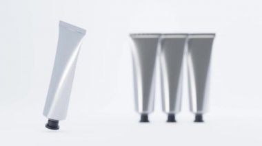 Metal tüpleri toplamak, el kremi kullanmak ya da yağlı boya yapmak. Kozmetik alüminyum, beyaz arka planda diş macunu, yapıştırıcı veya tıbbi ürün için boş gümüş ambalaj, sunum ve reklamı, 3D animasyon
