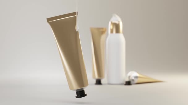 Goldschlauch Schönheitsprodukt Gesichtscreme oder Hände mit fließender Flüssigkeit. Kosmetische Pumpflasche zur Reinigung der Haut auf beigem Hintergrund, aufgeklappte Verpackung. Realistische 3D-Animation Werbedesign-Prämie. — Stockvideo