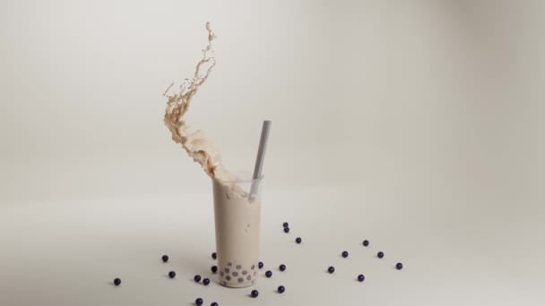Ποτό τσάι φούσκα γυάλινο κύπελλο με ταπιόκα ή boba, άχυρο, βουτιά και παγωμένο κύμα. Μιλκσέικ με βατόμουρο και λαχταριστές μπάλες φρούτων, κρύα σοκολάτα κοκτέιλ ή smoothie σε γάλα αμυγδάλου, 3d animation — Αρχείο Βίντεο