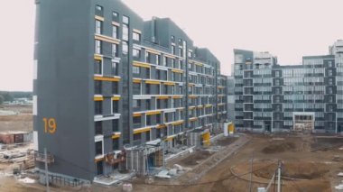 İnşaat alanı, inşaat süreci modern bir apartman dairesi ya da apartman bloğu, konut geliştirme. Cephe dekorasyonu, çok katlı verandalar. Kumlu avlu manzarası