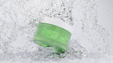 Sulama suyundaki doğal kozmetik şişesi pankartı gibi. Güzellik derisi kozmetik aloe vera, yeşil kavanoz kremi, temiz su zeminine konteyner serumu damlaları, ürün reklamı. Gerçekçi 3d illüstrasyon