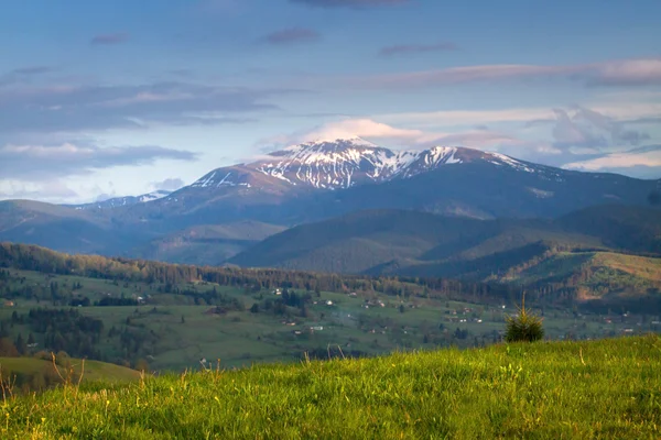 Kar en yüksek dağ manzaralı — Stok fotoğraf
