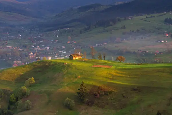Гірський пейзаж навесні — стокове фото
