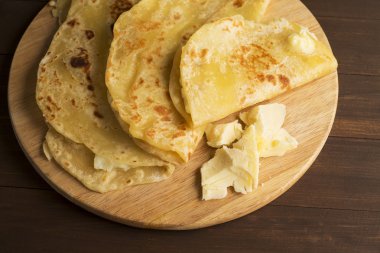 Vejetaryen tortilla patates ve tereyağı ile
