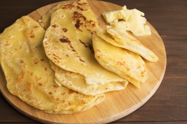 Vejetaryen tortilla patates ve tereyağı ile