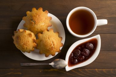 Çilek reçeli ve çay ile tatlı yemyeşil cupcake