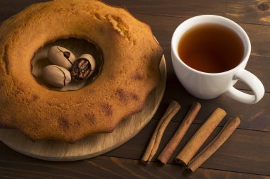 Tatlı yemyeşil cupcake çay ile. Ahşap masa üzerinde beyaz tabak