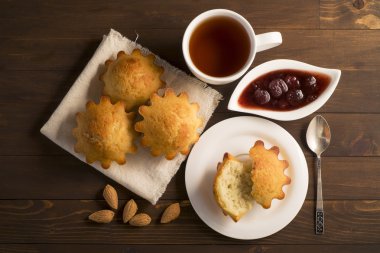 Çilek reçeli ve çay ile tatlı yemyeşil cupcake