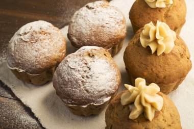 Tatlı, krem ile cupcakes gür ve pudra şekeri ile tozunu